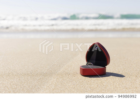 沙灘上放置 LED 的戒指盒 求婚圖片 94986992
