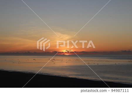 台灣海邊的日出 94987111