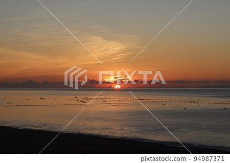 台灣海邊的日出 94987371