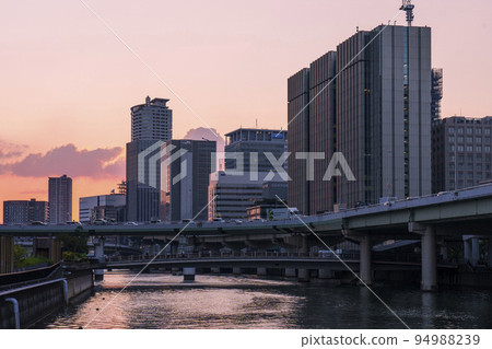 中之島的天空被夕陽染紅[來自大橋] 94988239