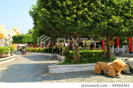 Lush leisure spots at Keelung Zhongzheng Park in Keelung 94988461
