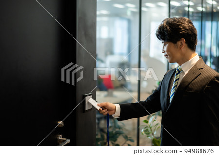 一個人進入一個高度安全的辦公室 一個人進入一個高度安全的辦公室 94988676