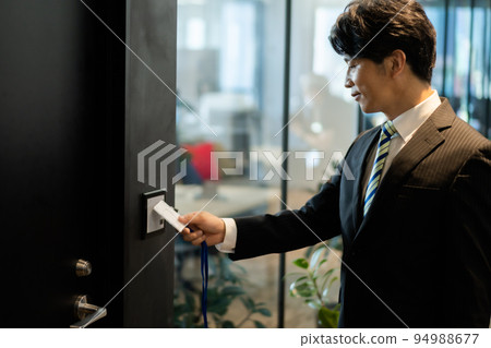 一個人進入一個高度安全的辦公室 94988677