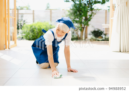 擦地板的管家高級婦女 94988952