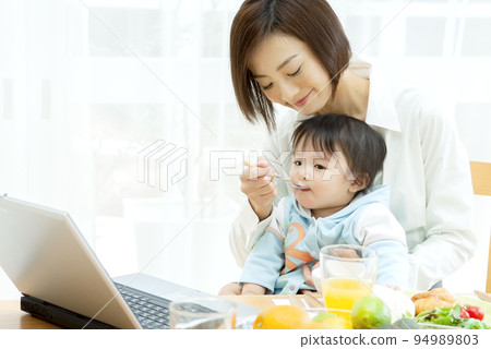 媽媽餵寶寶 94989803