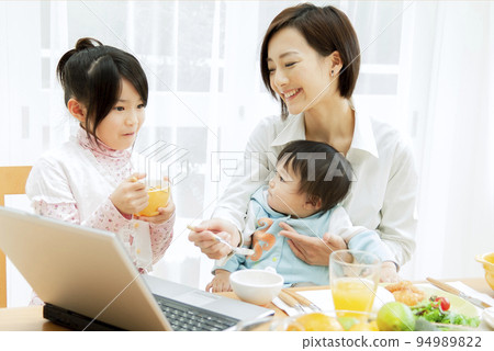媽媽帶著孩子吃早餐 94989822