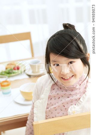 A girl who eats breakfast 94989873