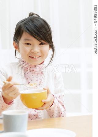 A girl who eats breakfast 94989882