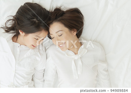 說謊的女兒和母親 94989884