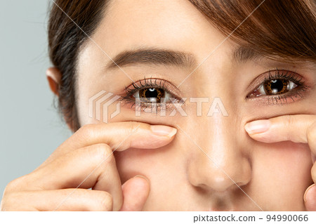 拿著她的下眼瞼的女人 94990066