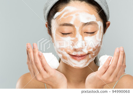 女人把泡沫放在臉上 94990068