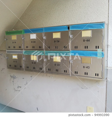 一棟公寓樓的郵箱，入口被膠帶堵住 94991090