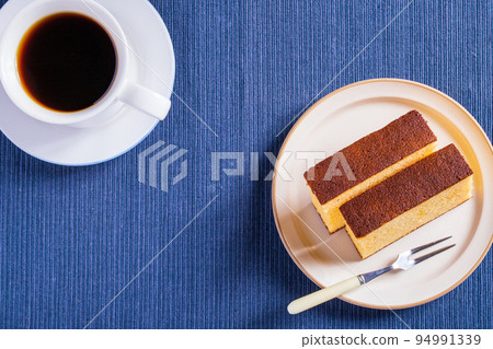 Castella and coffee 94991339