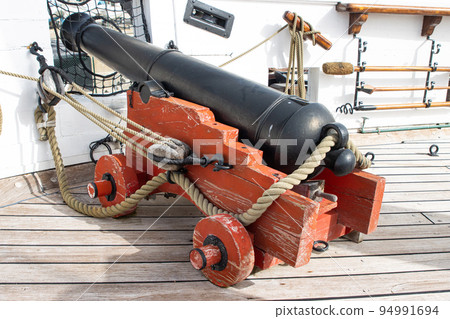 Historirical old metal cannon on battle sailing vessel Historirical old metal cannon on battle sailing vessel 94991694