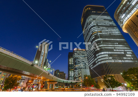 從大阪市中心的中之島錦橋看到城市的夜景 94992109