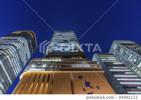 從大阪市中心的中之島錦橋看到城市的夜景 94992111