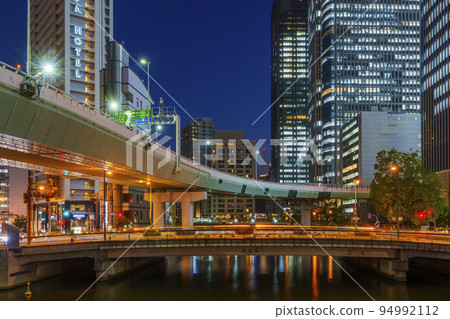 從大阪市中心的中之島錦橋看到城市的夜景 94992112