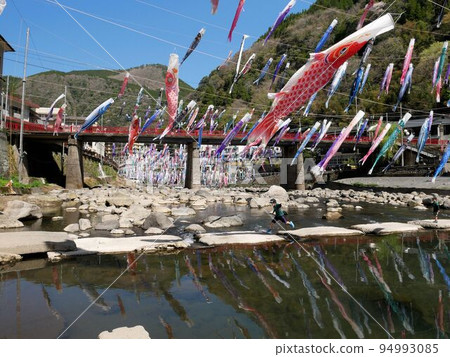 Tsuetate Onsen, Oguni Town, Kumamoto Prefecture Children crossing the river and many carp streamers Tsuetate Onsen, Oguni Town, Kumamoto Prefecture Children crossing the river and many carp streamers 94993085