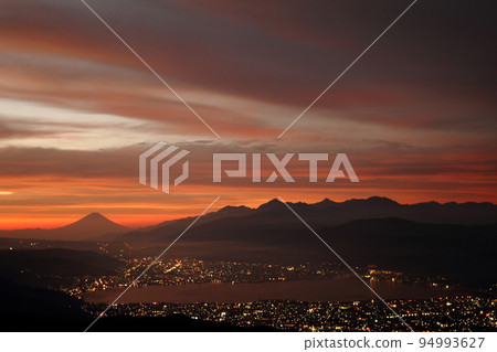 富士山和諏訪湖染成橙色 94993627