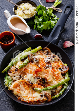 Chicken Madeira in frying pan, top view Chicken Madeira in frying pan, top view 94993668