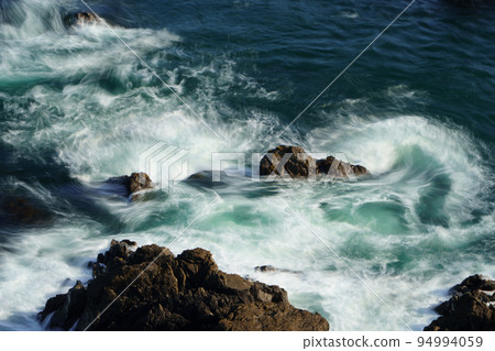 海浪在岸邊旋轉的美麗痕跡 94994059