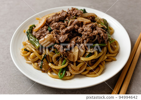 Chinese stir-fried beef breast and mung bean sprouts Chinese stir-fried beef breast and mung bean sprouts 94994642