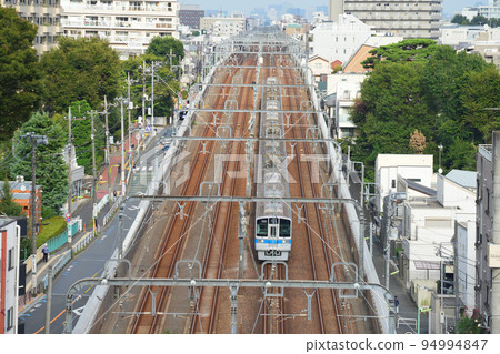 在成城學園前站附近運行的火車 94994847