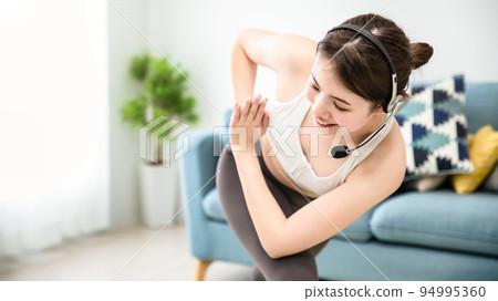 在線提供瑜伽課程的年輕女性 在線提供瑜伽課程的年輕女性 94995360