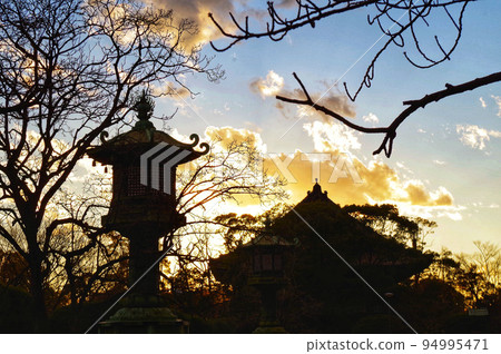 以神秘日落為背景的寺廟和燈籠 以神秘日落為背景的寺廟和燈籠 94995471