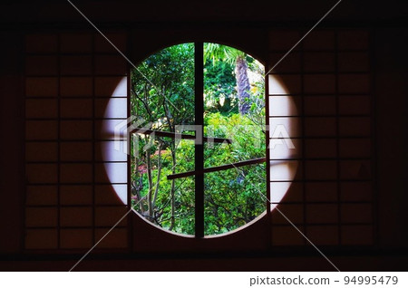 The four seasons of the garden reflected in the round window of Tojo-tei, Matsudo City The four seasons of the garden reflected in the round window of Tojo-tei, Matsudo City 94995479