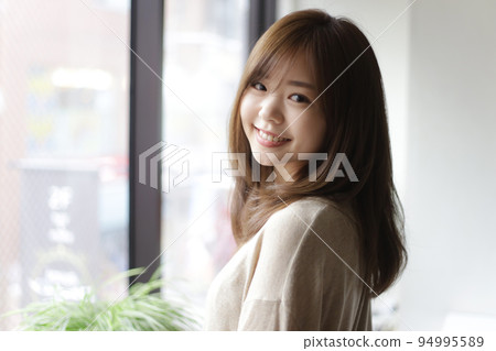 A woman with a smile 94995589