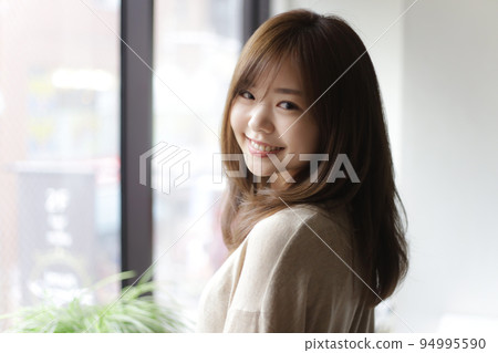 A woman with a smile 94995590