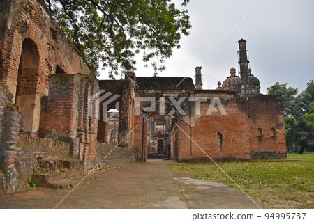 Side view of Imambara and Masjid at the British Residency. Built by Nawab Asaf Ud-Daulah completed by Nawab Saadat Ali Khan in late 1700s, Lucknow, Uttar Pradesh, India 94995737