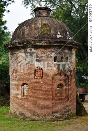 A dome at the British Residency built by Nawab Asaf Ud-Daulah completed by Nawab Saadat Ali Khan in late 1700s for the British General, Lucknow, Uttar Pradesh, India 94995739