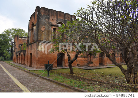 Banqet hall at the British Residency built by Nawab Asaf Ud-Daulah completed by Nawab Saadat Ali Khan in late 1700s, Lucknow, Uttar Pradesh, India 94995741