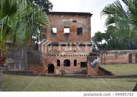 Side view of the Treasury House at the British Residency built by Nawab Asaf Ud-Daulah completed by Nawab Saadat Ali Khan in late 1700s, Lucknow, Uttar Pradesh, India Side view of the Treasury House at the British Residency built by Nawab Asaf Ud-Daulah completed by Nawab Saadat Ali Khan in late 1700s, Lucknow, Uttar Pradesh, India 94995782