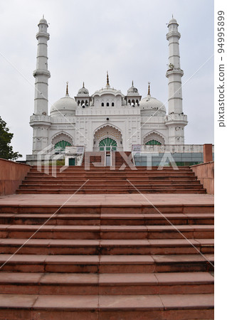 29 December 2021 Lucknow, Uttar Pradesh, India. Tourists buying souvenirs outside Teele Wali Masjid, also known as Alamgiri Mosque. Constructed by the Mughal governor during the reign of Emperor 94995899