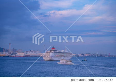 Kobe port cruise ship 94996838