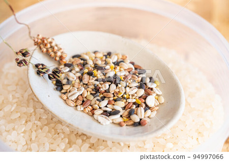 White rice and 18 millet grains White rice and 18 millet grains 94997066