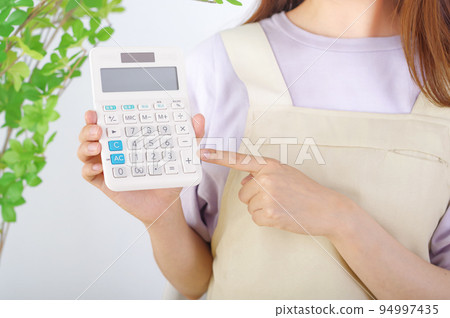 一個圍裙的一名婦女與計算器 94997435