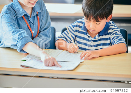 在筆記本上寫字的小學生 94997812