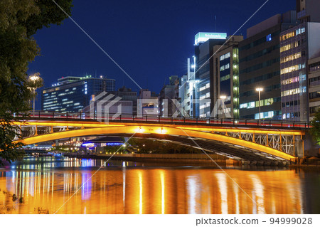 Tenjin Bridge lit up at night [From Nakanoshima Park Lawn Square] 94999028