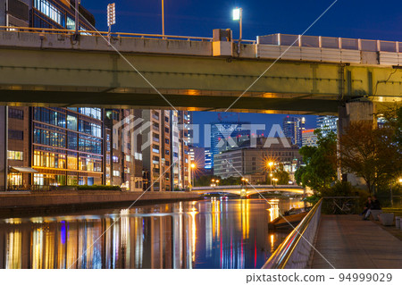 Namba Bridge lit up at night [From Nakanoshima Park Lawn Square] 94999029