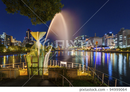中之島公園 劍崎噴泉 天滿橋方向美麗的夜景 94999064