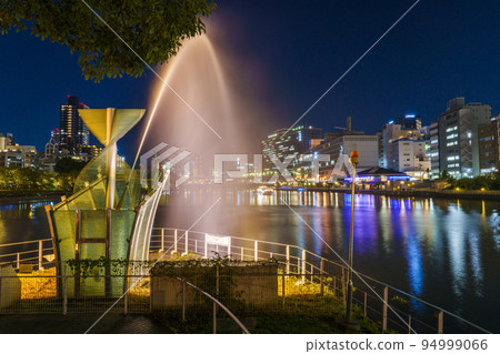 Nakanoshima Park Kensaki Fountain Beautiful night view in the direction of Temmabashi 94999066