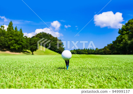 A tee shot into the blue sky [ Image of playing golf ] 94999137