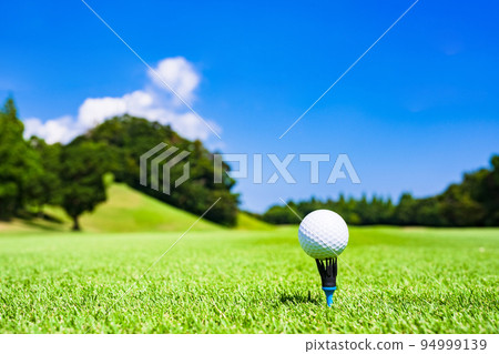 一個發球檯射入藍天 [ 打高爾夫球的圖像 ] 94999139