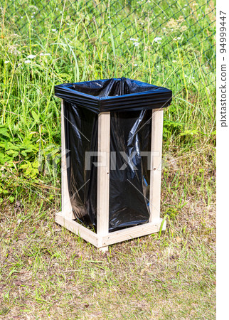 Garbage container for waste made of wooden slats and a plastic bag 94999447