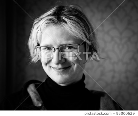 Portrait of a thirty year old white woman 95000629