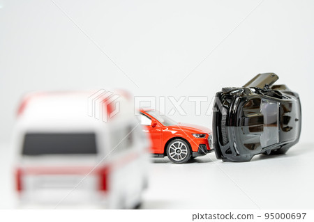 微型汽車救護車到達交通事故現場 95000697